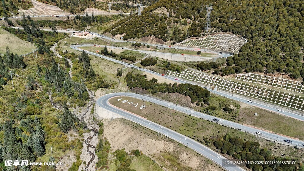 蜿蜒公路穿梭于山林间