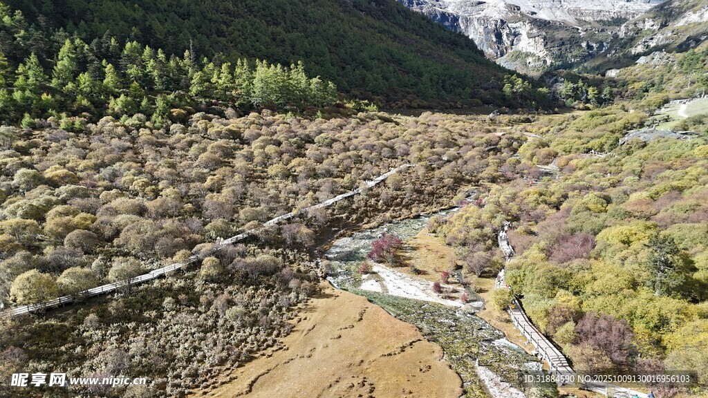 山间河谷壮丽自然景观