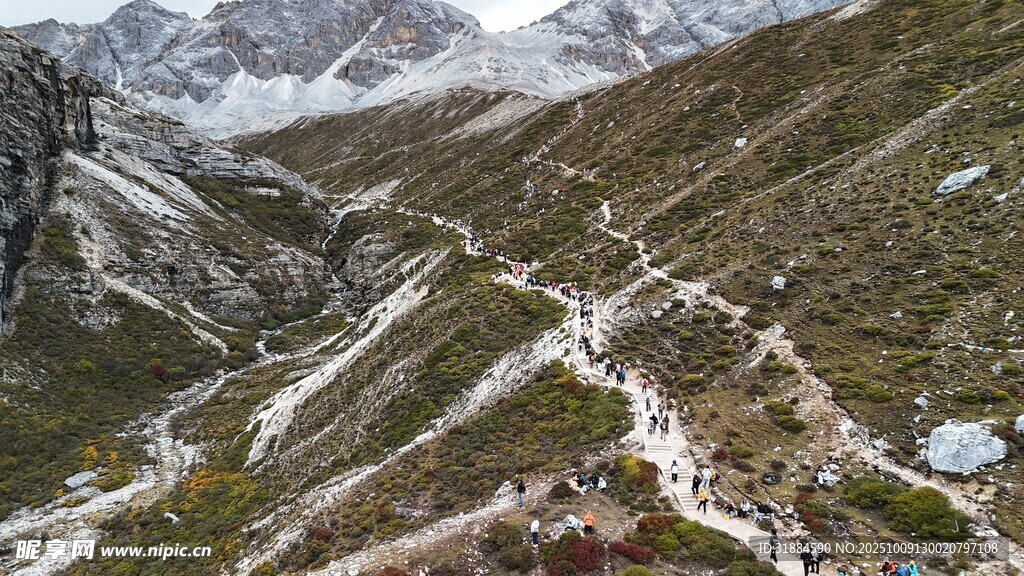 山间蜿蜒小路雪景相伴