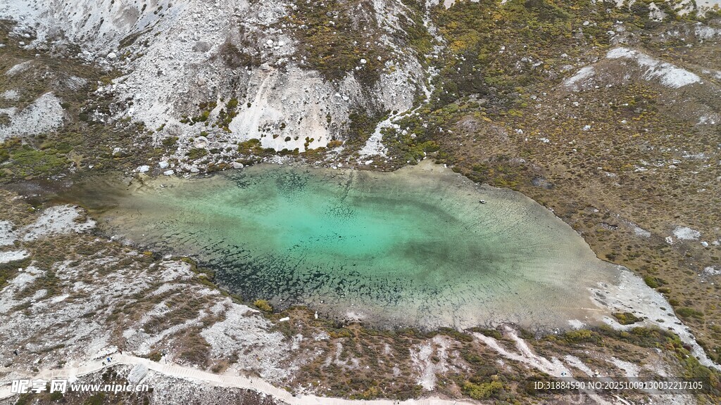 高山雪间的碧绿幽潭