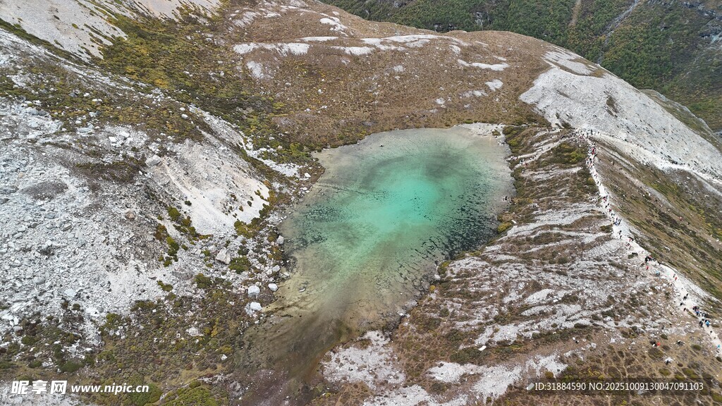 山间幽绿小湖景色迷人