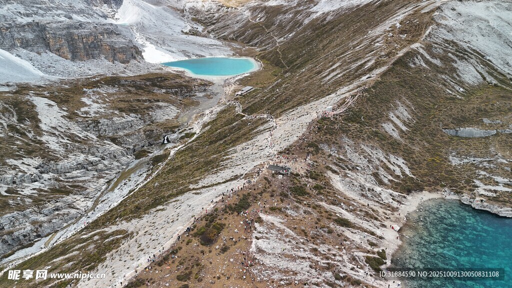 雪山间的幽蓝湖泊