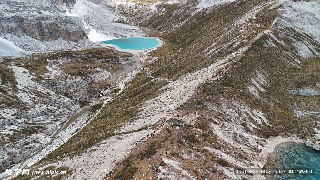 雪山间的幽蓝湖泊