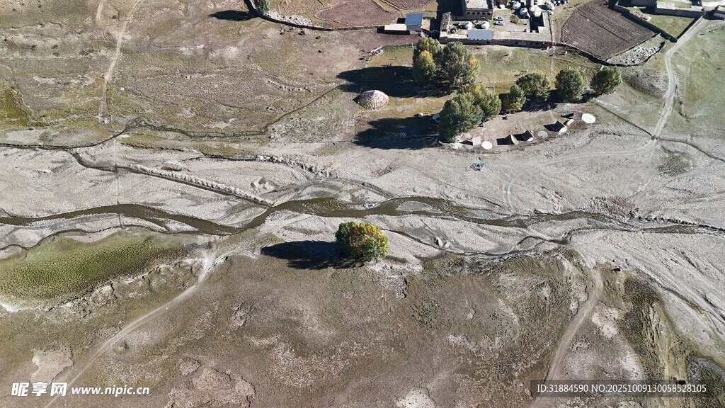 俯瞰荒野中的建筑设施