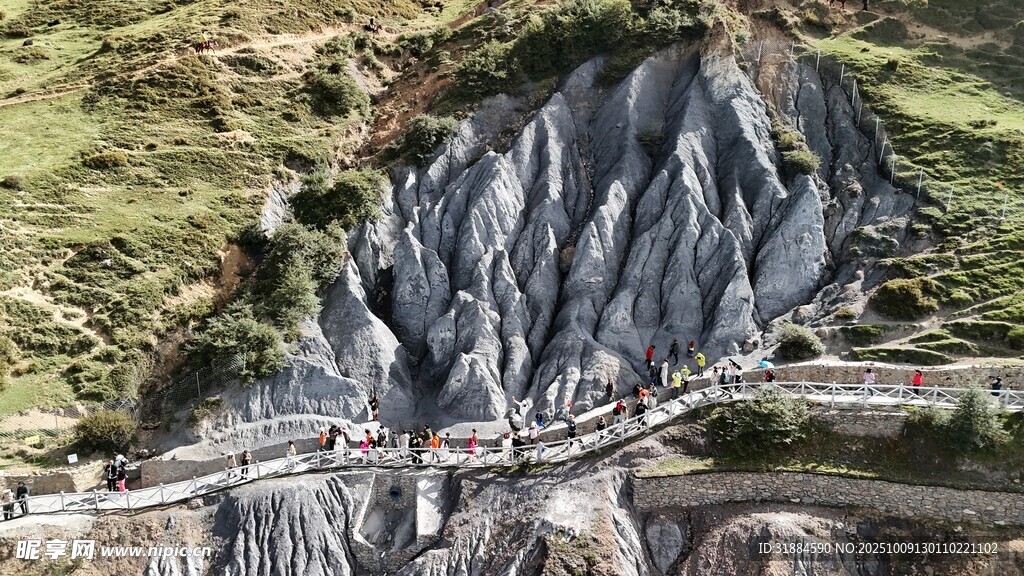 山间险峻公路奇观