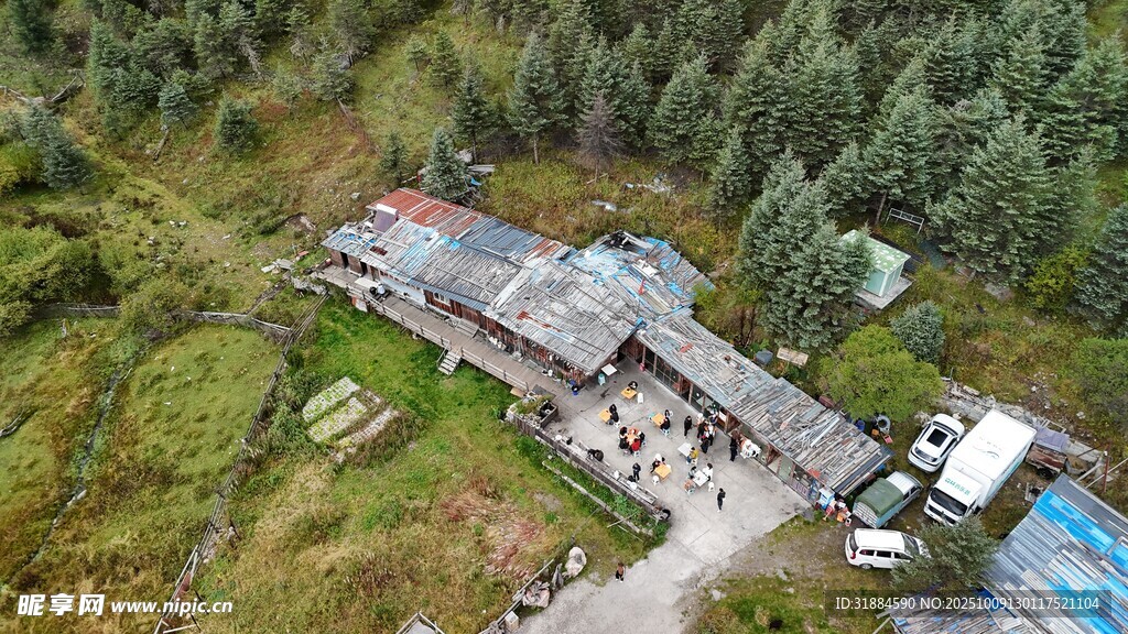 山间木屋与周边自然景致