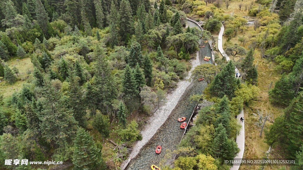 俯瞰山间蜿蜒公路