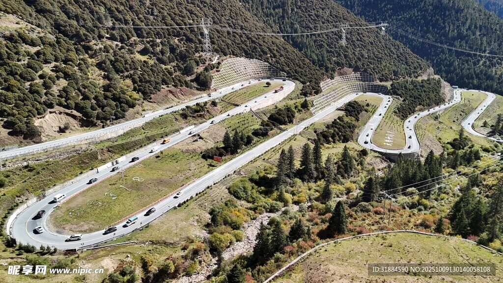 蜿蜒盘旋的山间公路