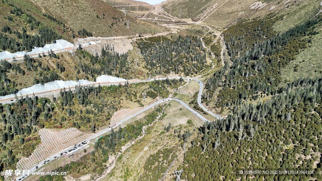 俯瞰山间蜿蜒道路景观