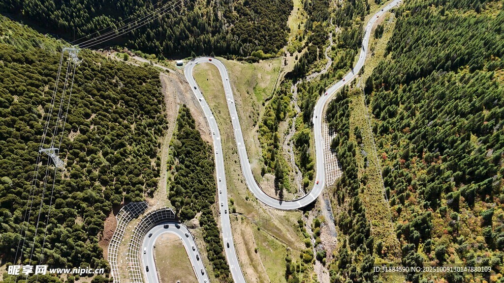 山间蜿蜒公路俯瞰美景