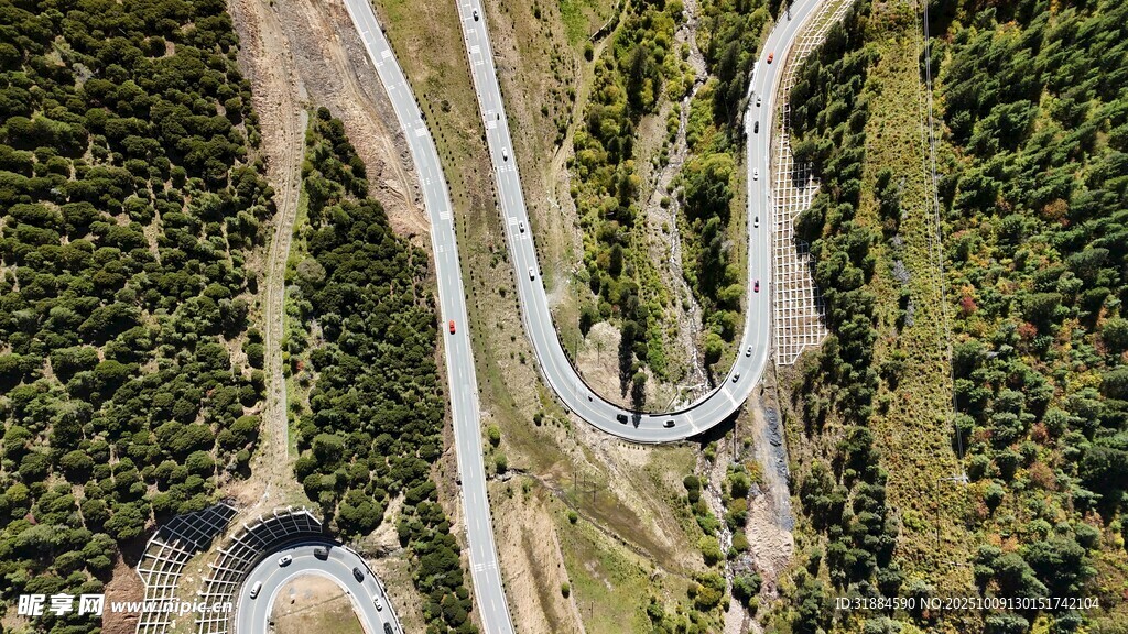 蜿蜒山间公路航拍美景