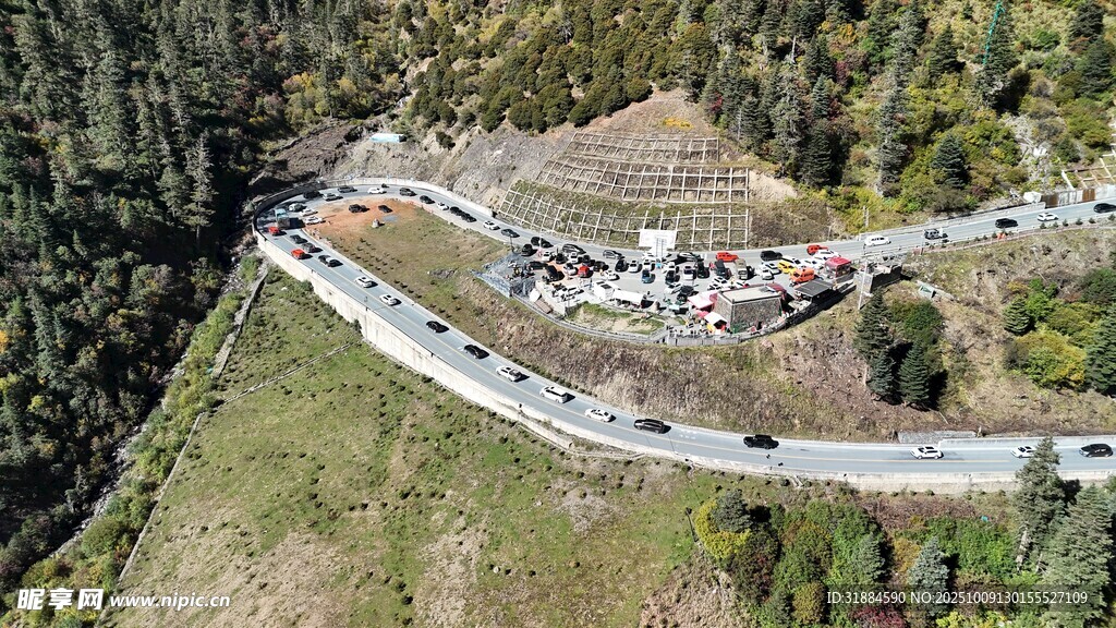 蜿蜒公路穿行于山林间