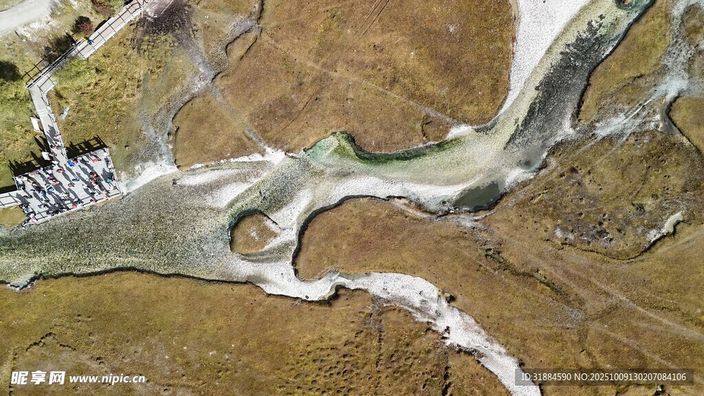 蜿蜒河流的俯瞰景象