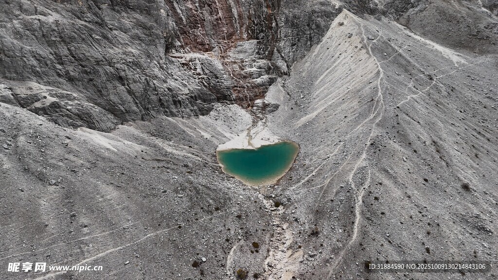山间幽蓝湖泊景观
