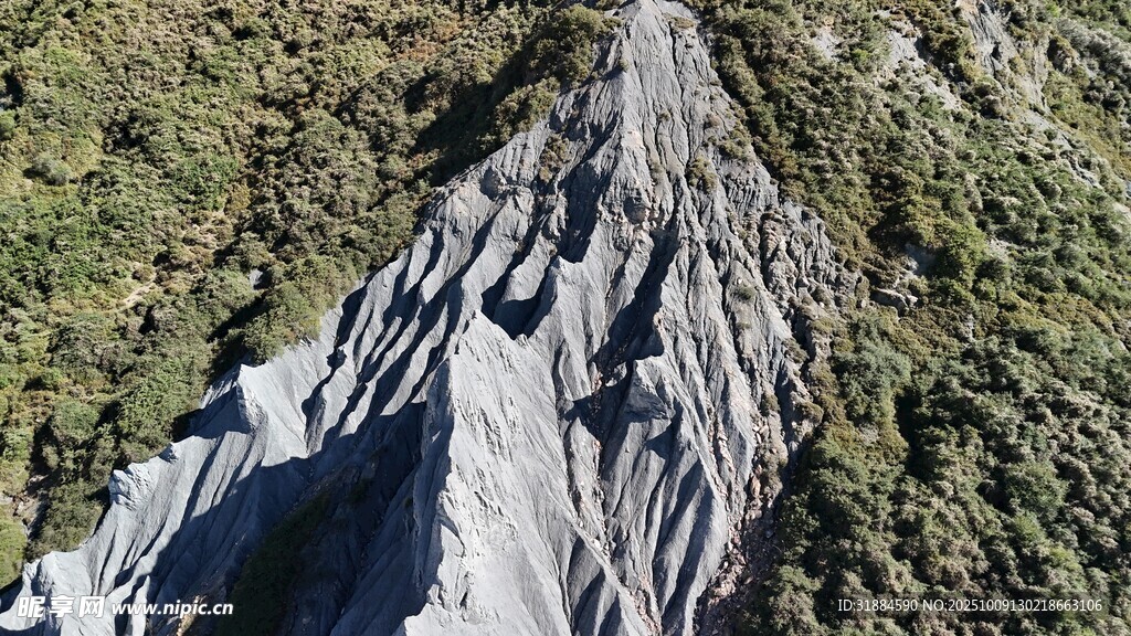 高空俯瞰蜿蜒山间公路