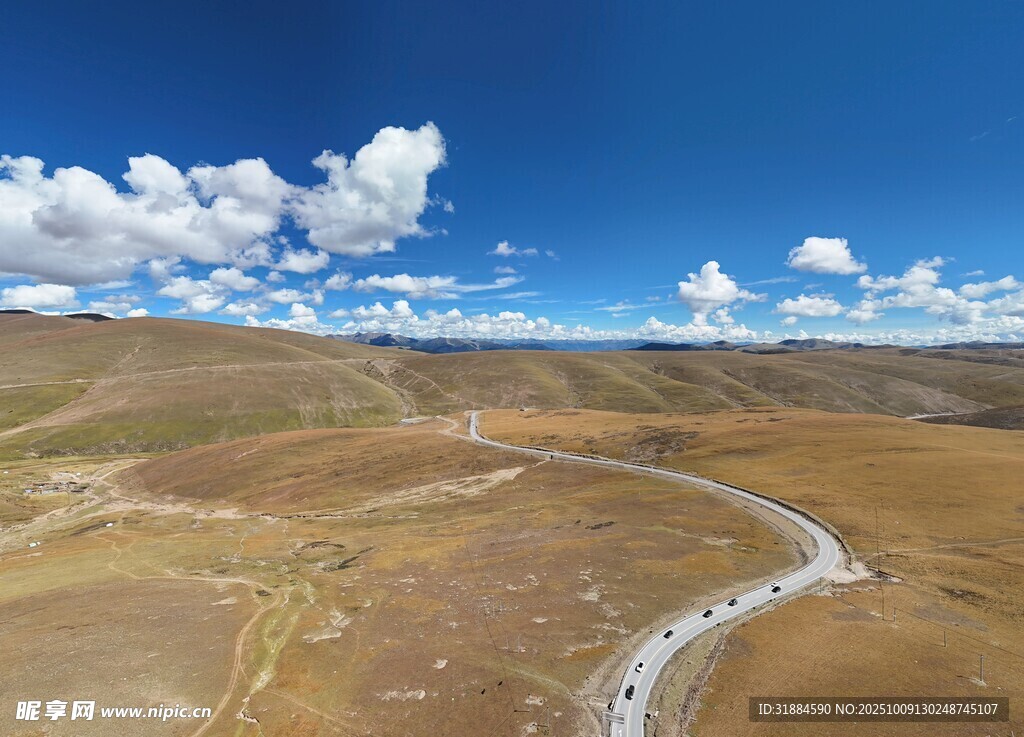 广袤草原间的蜿蜒公路