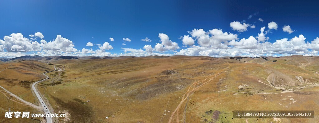 广袤高原上的蓝天白云