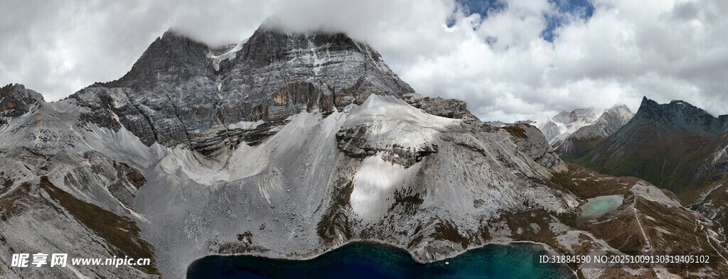 壮丽雪山下的幽蓝湖泊