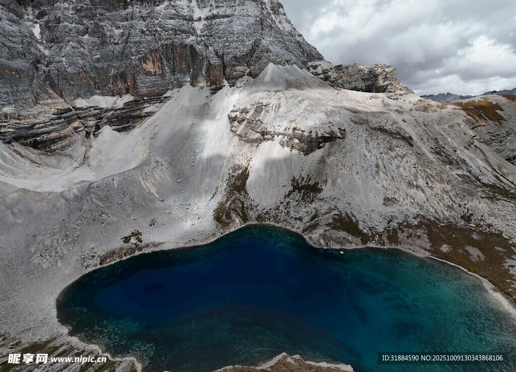 雪山环绕的幽蓝湖泊