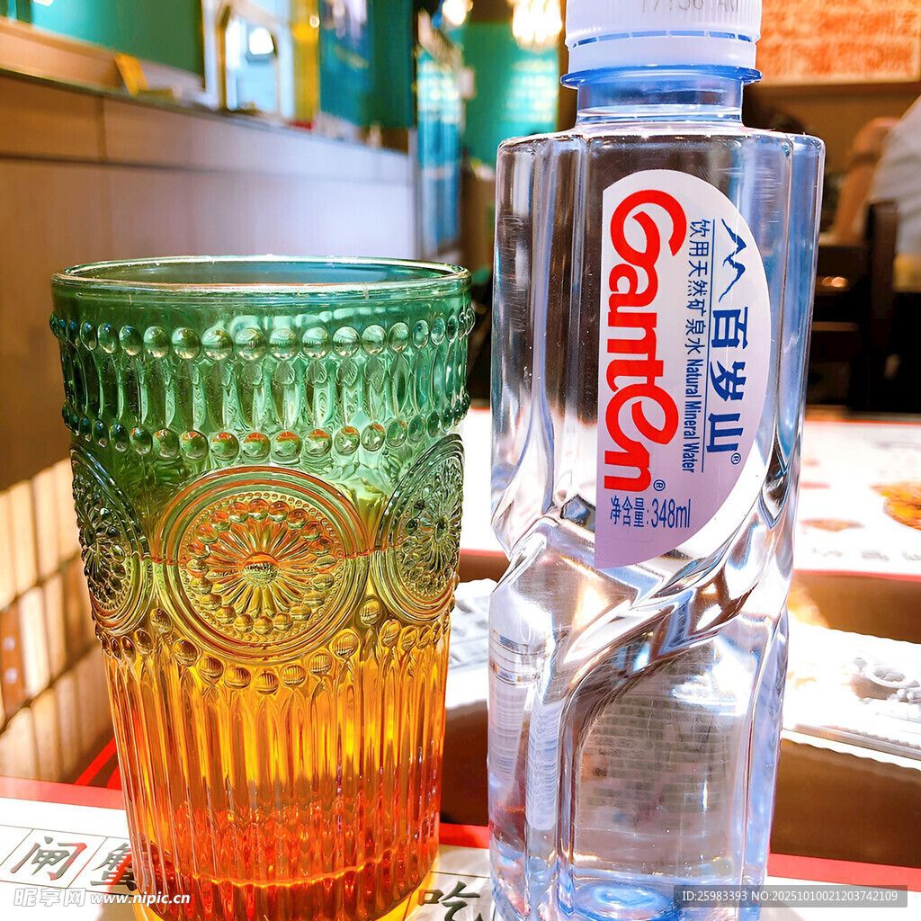 玻璃杯与矿泉水瓶