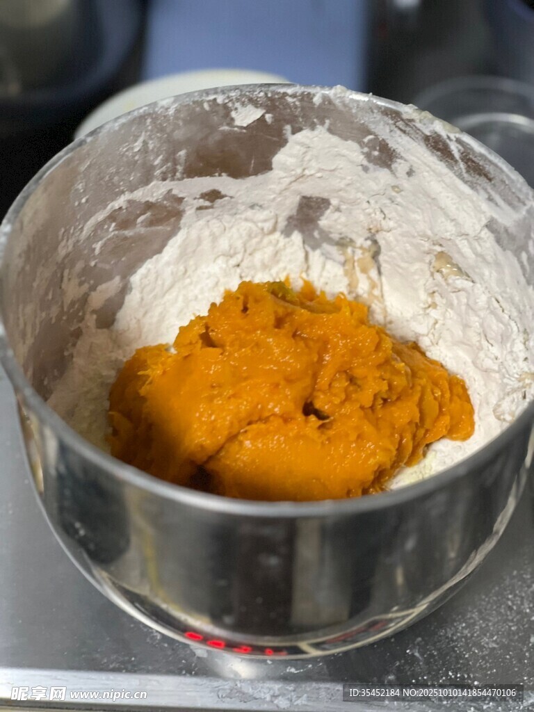 面粉与南瓜泥混合