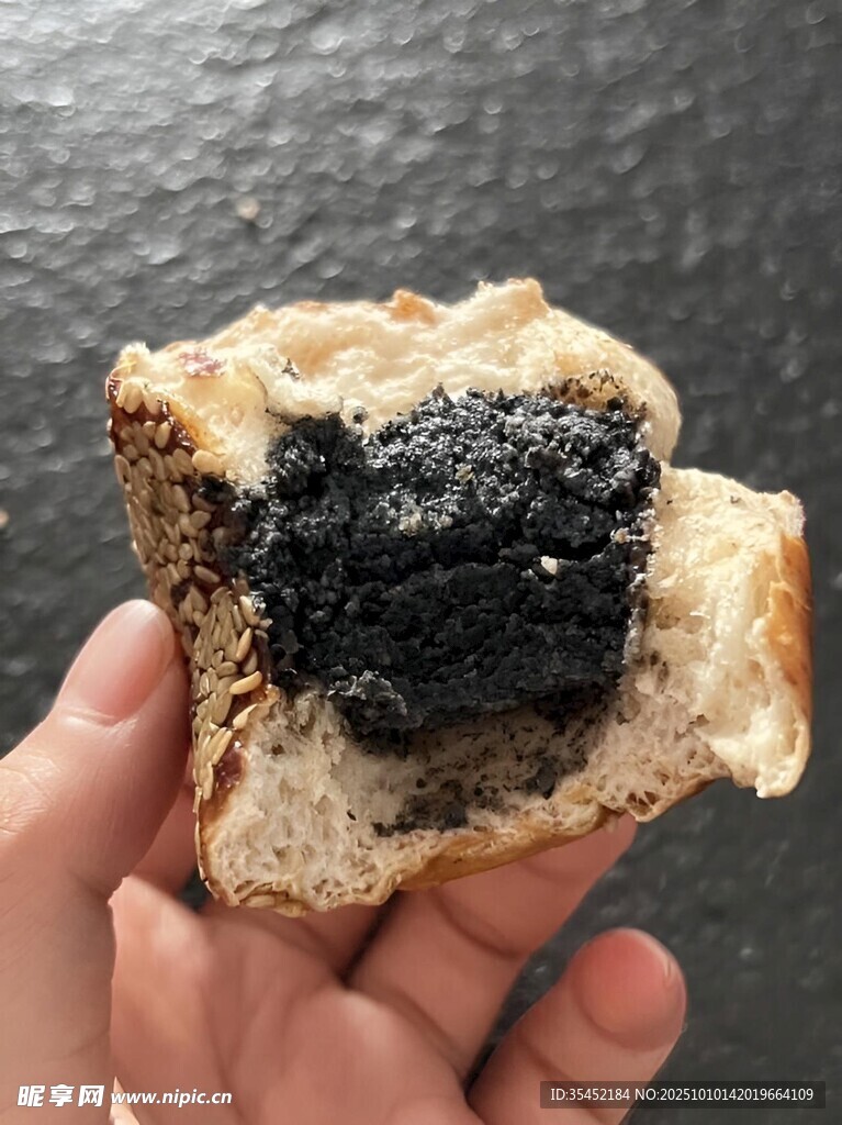 黑芝麻夹心面包