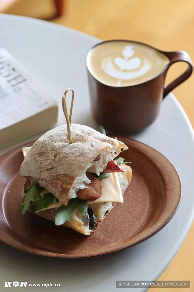三明治配咖啡