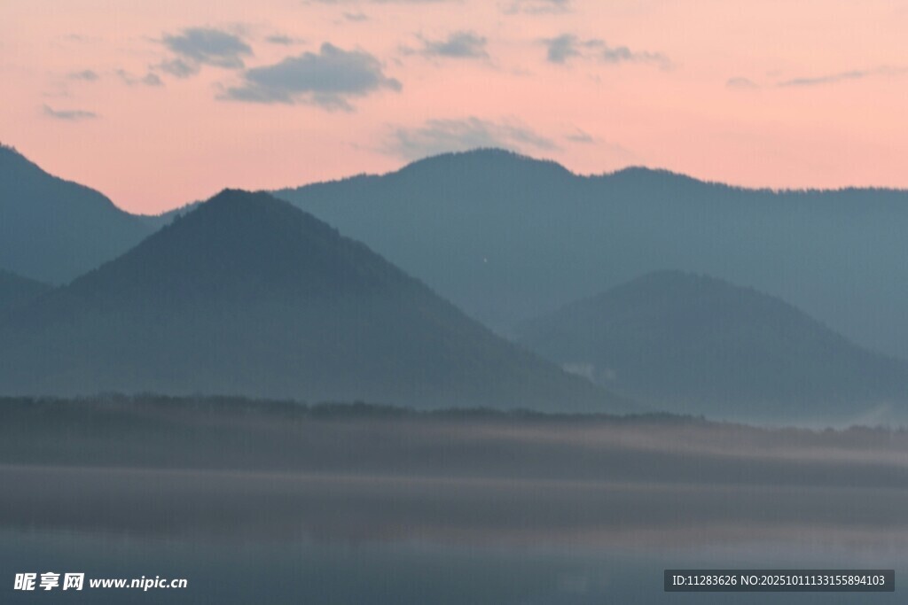 日出时分的朦胧山峦