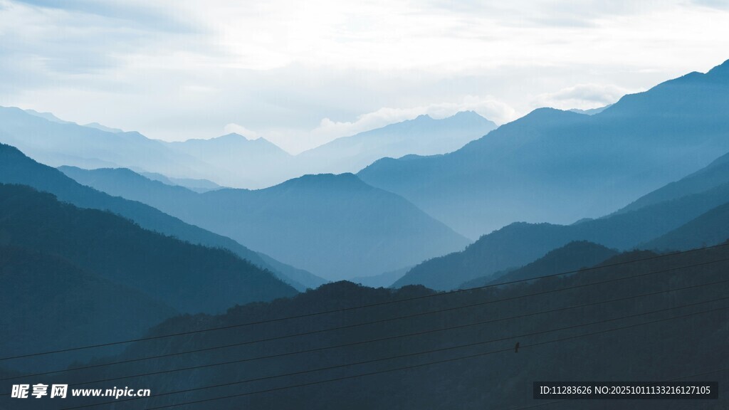连绵山脉的壮丽景致