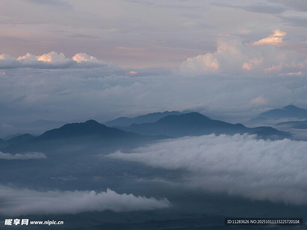 云海中的山峦美景