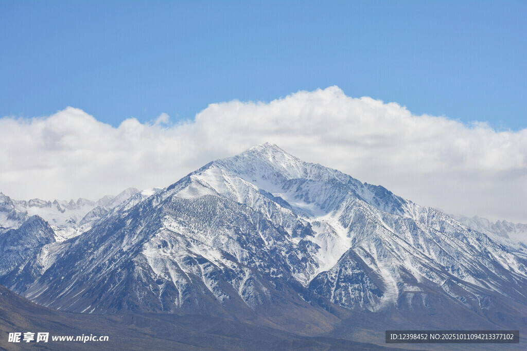 巍峨雪山
