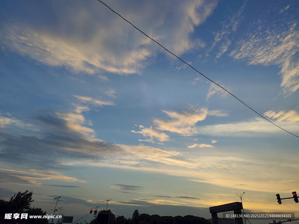 黄昏时分的美丽天空景色