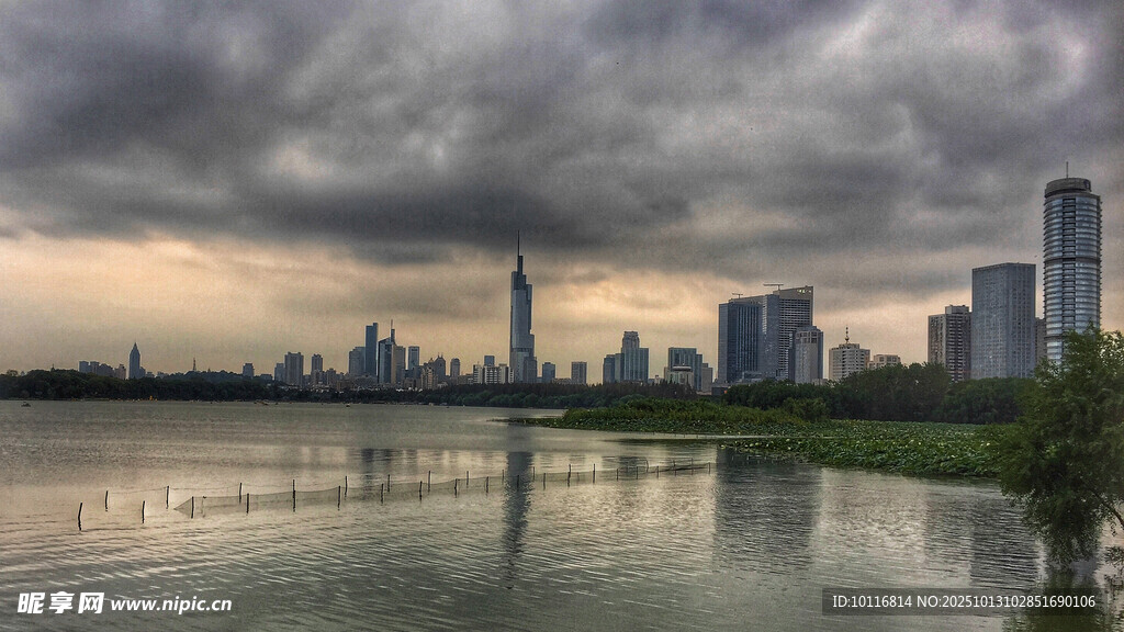城市湖畔