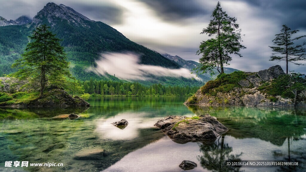 山间湖畔