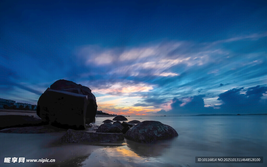 海边礁石美景