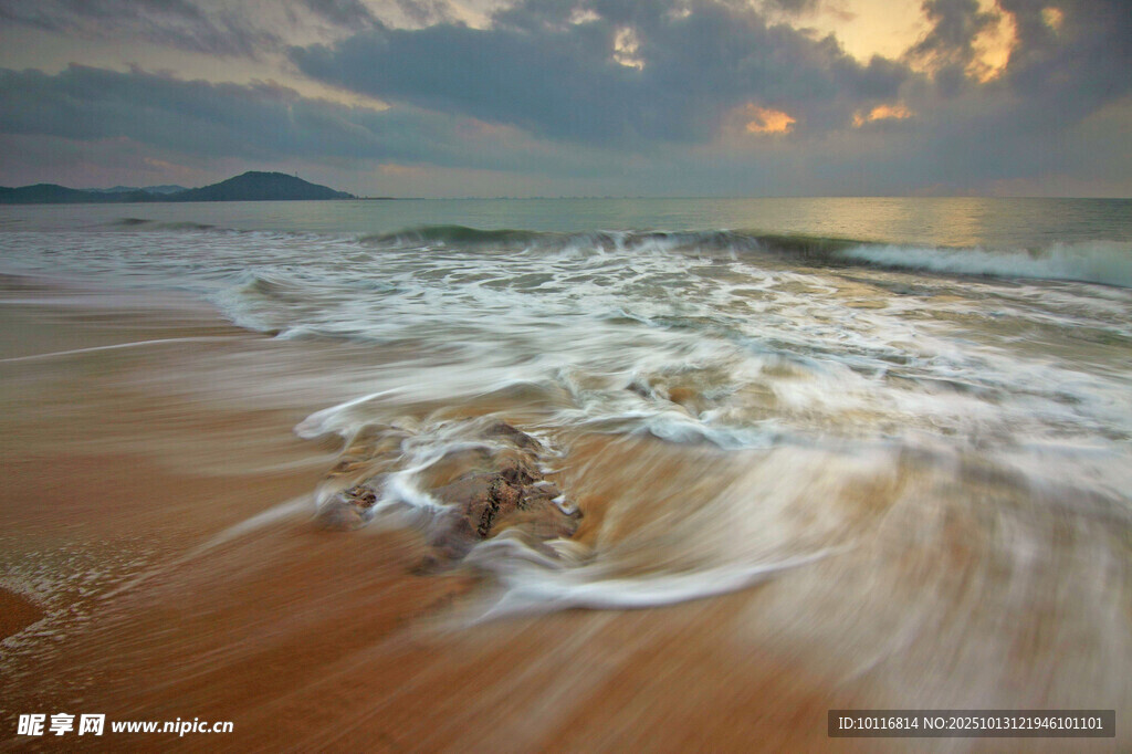 海浪沙滩