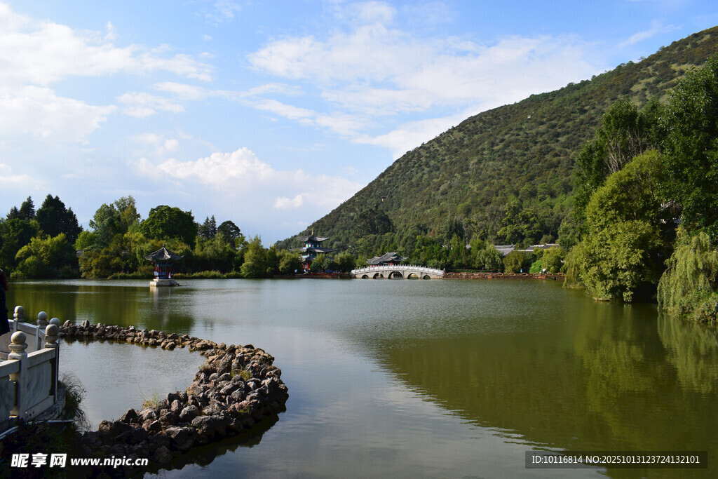 湖畔青山