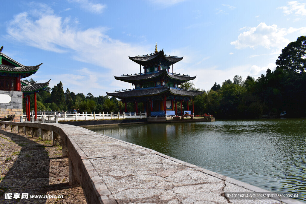 湖畔古亭美景
