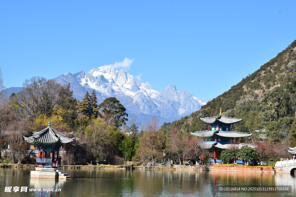 湖畔雪山