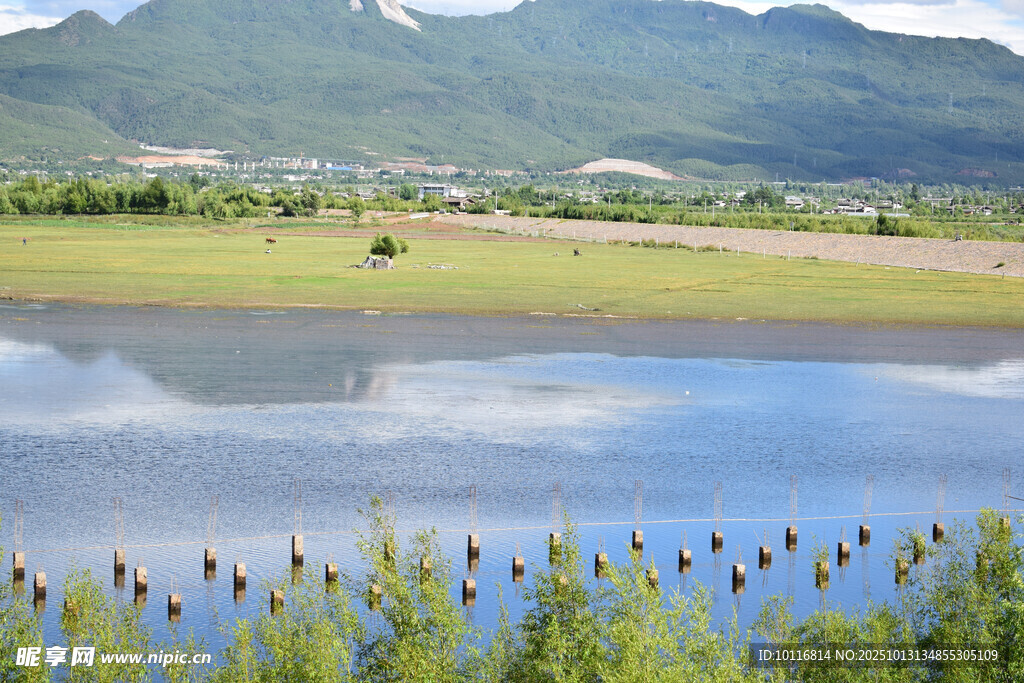 湖畔青山绿水