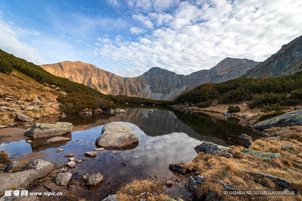 山间小湖