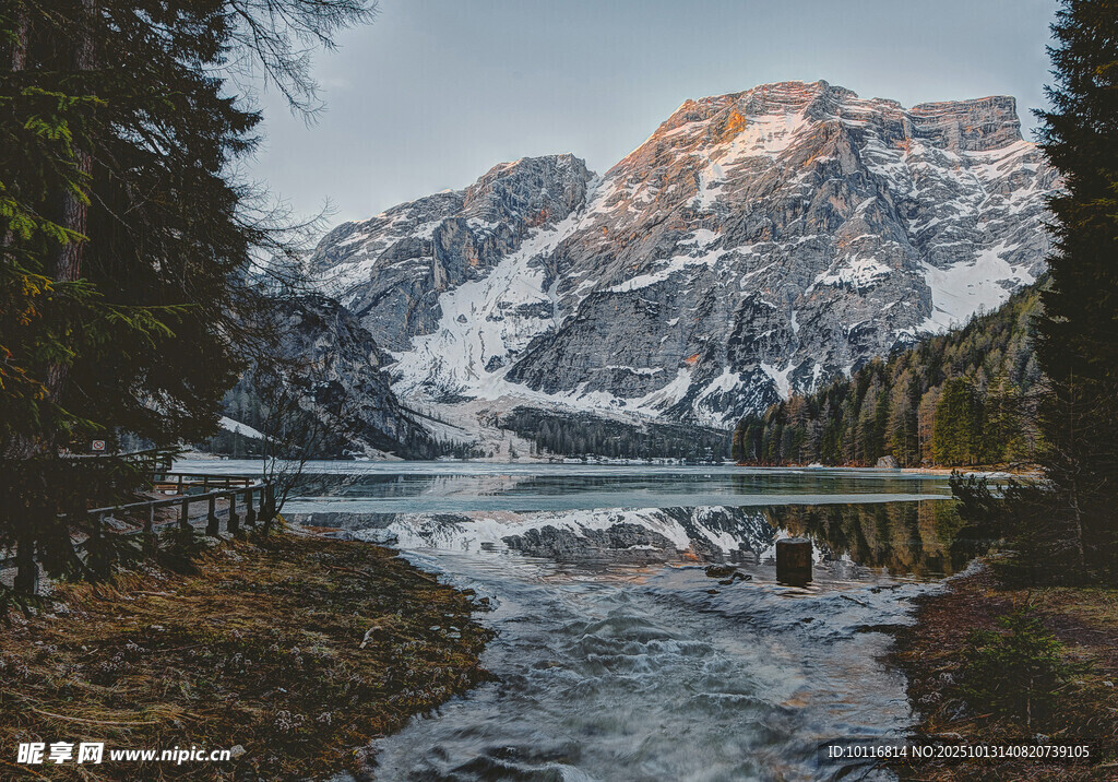 雪山湖泊
