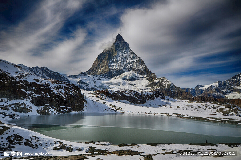 雪山湖泊