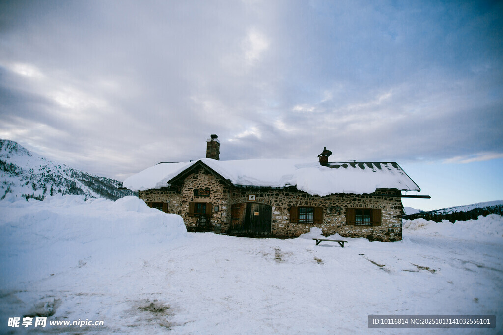 雪覆小屋
