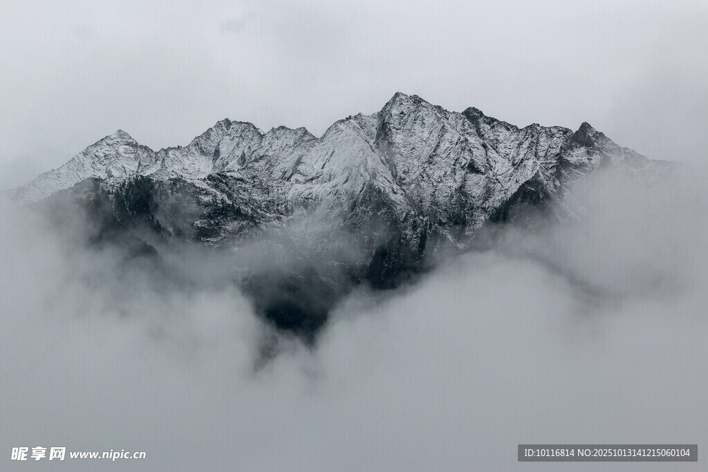 云雾雪山