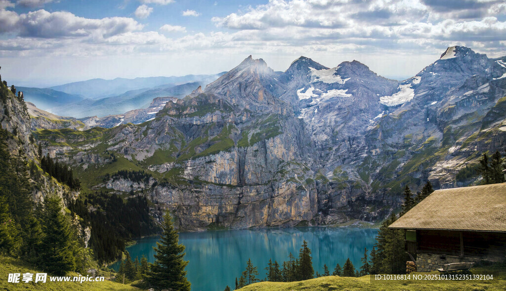 高山湖畔