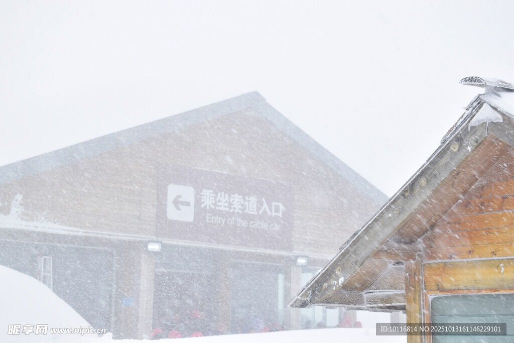 雪中木屋