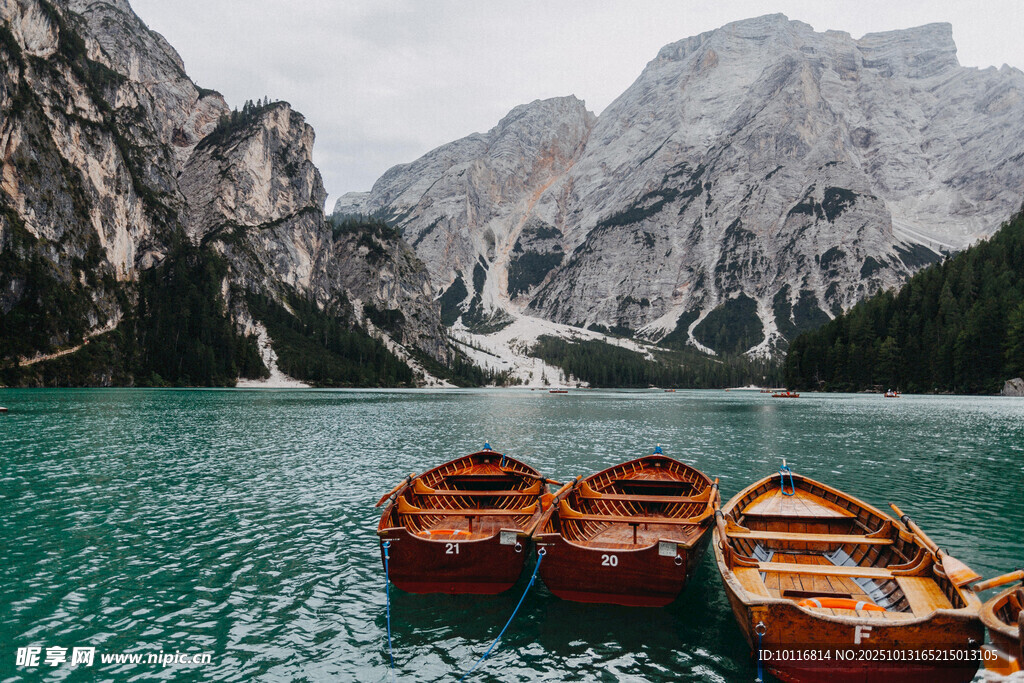 湖畔山景