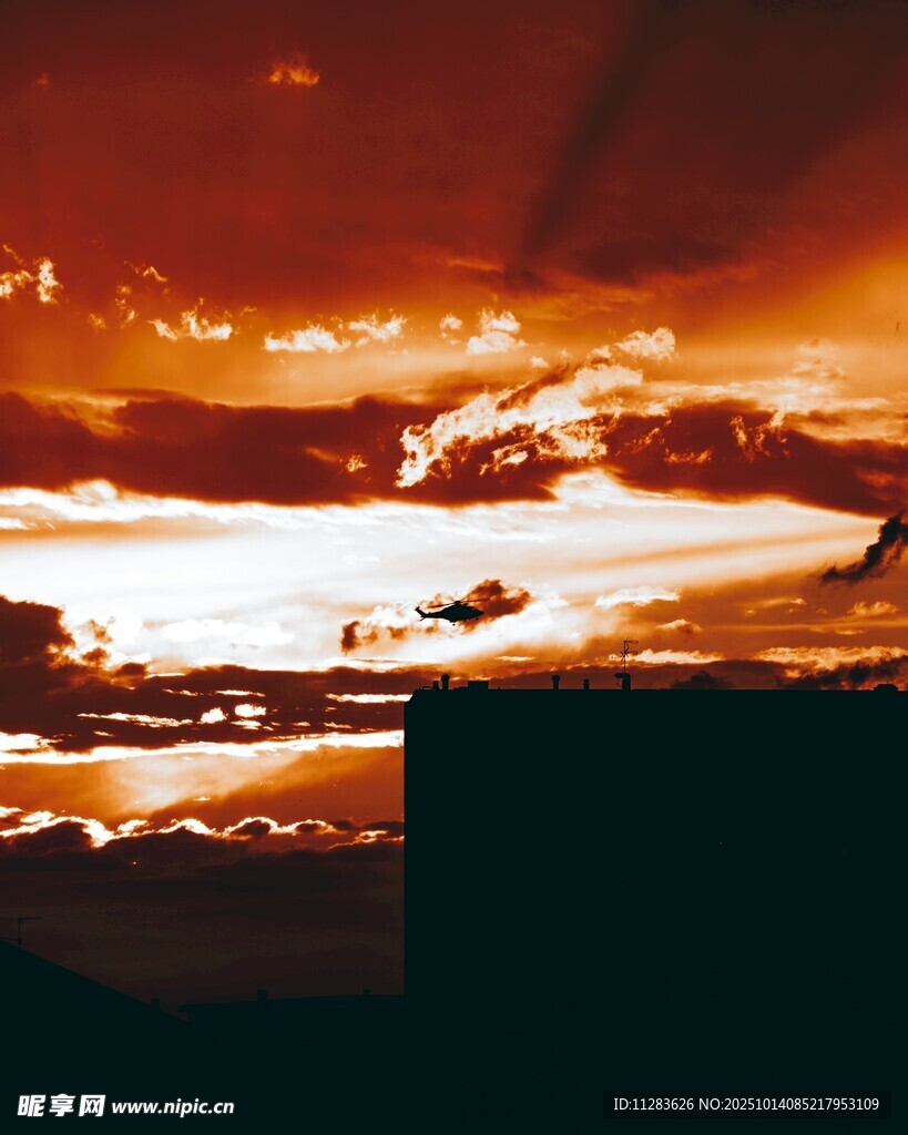 壮丽天空的绚烂日落景观