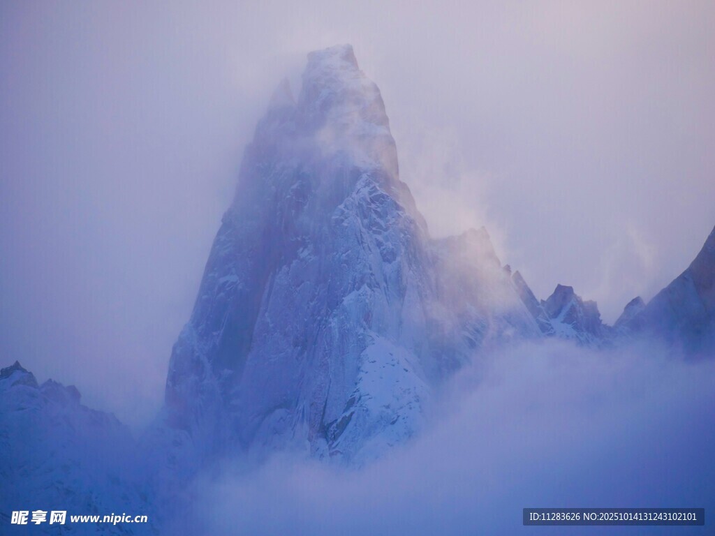 云雾缭绕的巍峨雪山